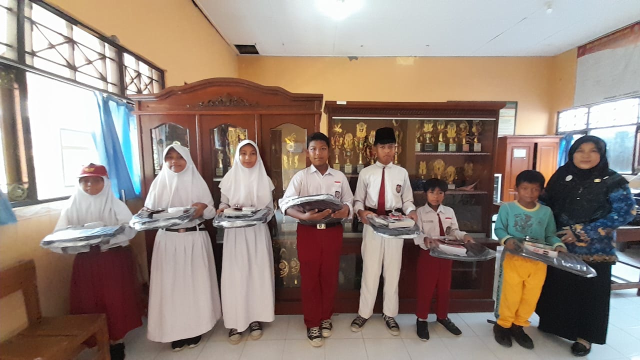 Penyerahan Bantuan Alat Tulis dari Bank Jateng 2024